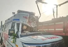 शव लेकर जा रही एम्बुलेंस ट्रैक्टर से टकराई, नर्स की मौके पर मौत, इधर बाइक सवार कुएं में गिरा