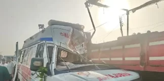 शव लेकर जा रही एम्बुलेंस ट्रैक्टर से टकराई, नर्स की मौके पर मौत, इधर बाइक सवार कुएं में गिरा