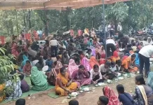हाथियों के झुंड में नन्हे ‘काशी’ के आने पर ग्रामीणों ने मनाई छठी, नामकरण के बाद मंदिर में भजन-कीर्तन के बाद बांटी गई प्रसादी